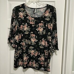 Divide By Zero cute casual 3/4 bell sleeve floral top. Size 2x.